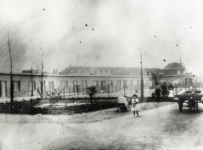 98439 Gezicht op enkele huizen aan het Houtplein te Utrecht.N.B. De woningen waren onderdeel van het complex Kerkweg ...